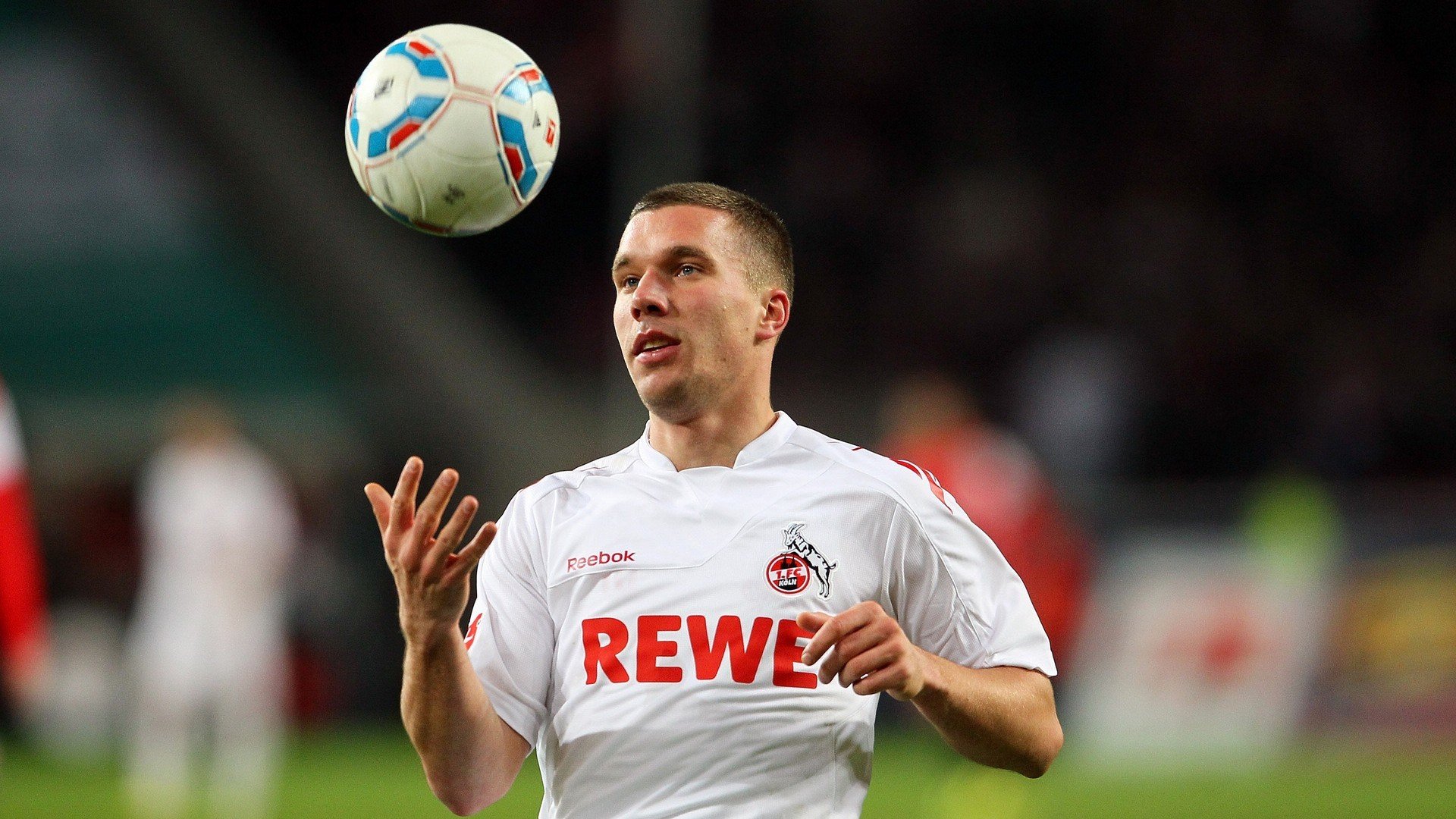 改写为_ 球队在比赛中发生了激烈冲突，说说球队